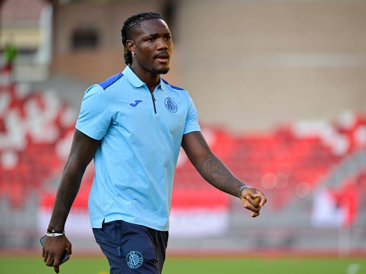 Christantus Uche kommt vor dem Testspiel auf den Platz.