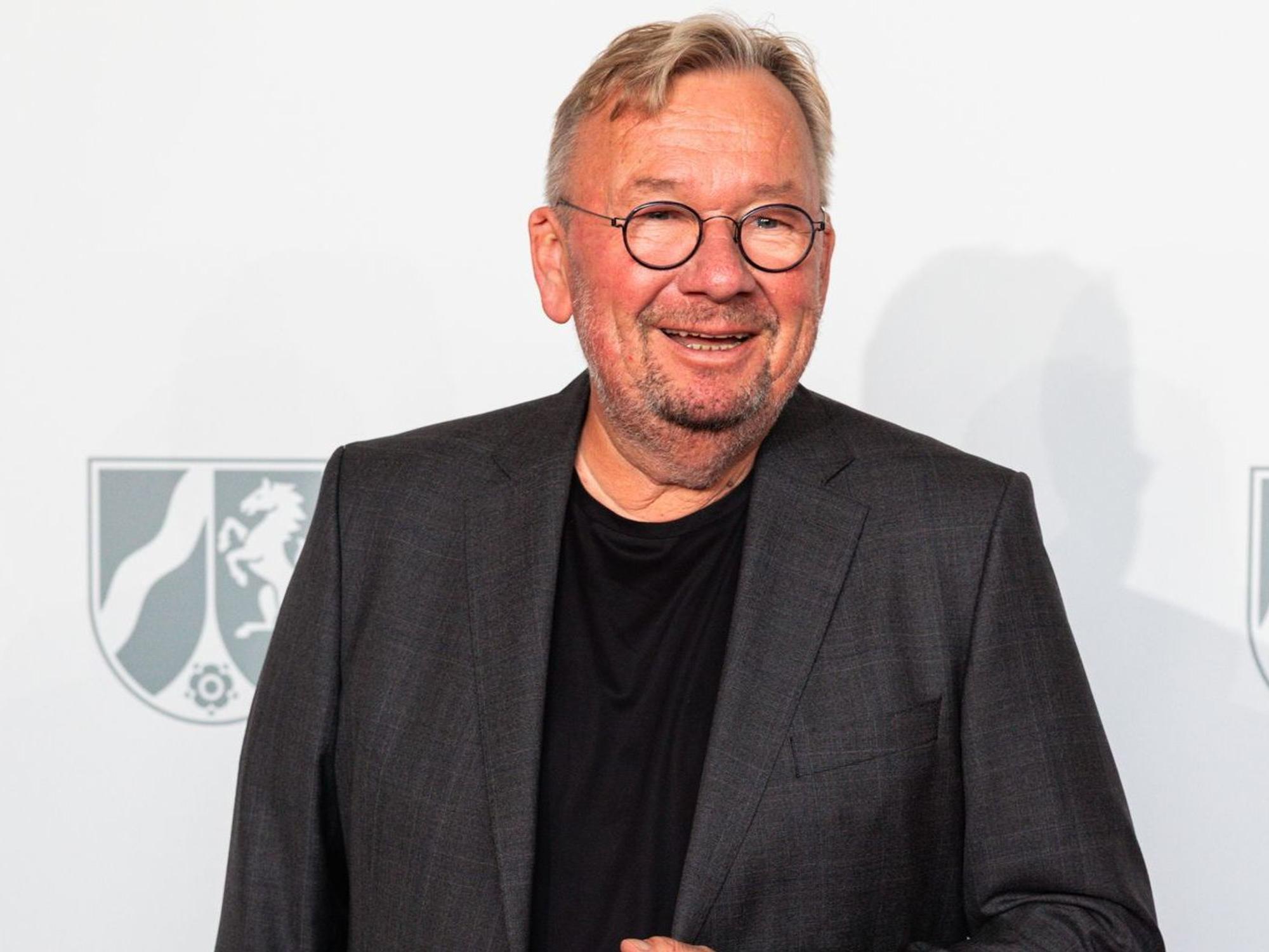 Entertainer Bernd Stelter muss demnächst an der Hüfte operiert wurden - für den Eingriff hat der Komiker einiges an Gewicht verloren. (Bild: 2025 Getty Images/Mathis Wienand)