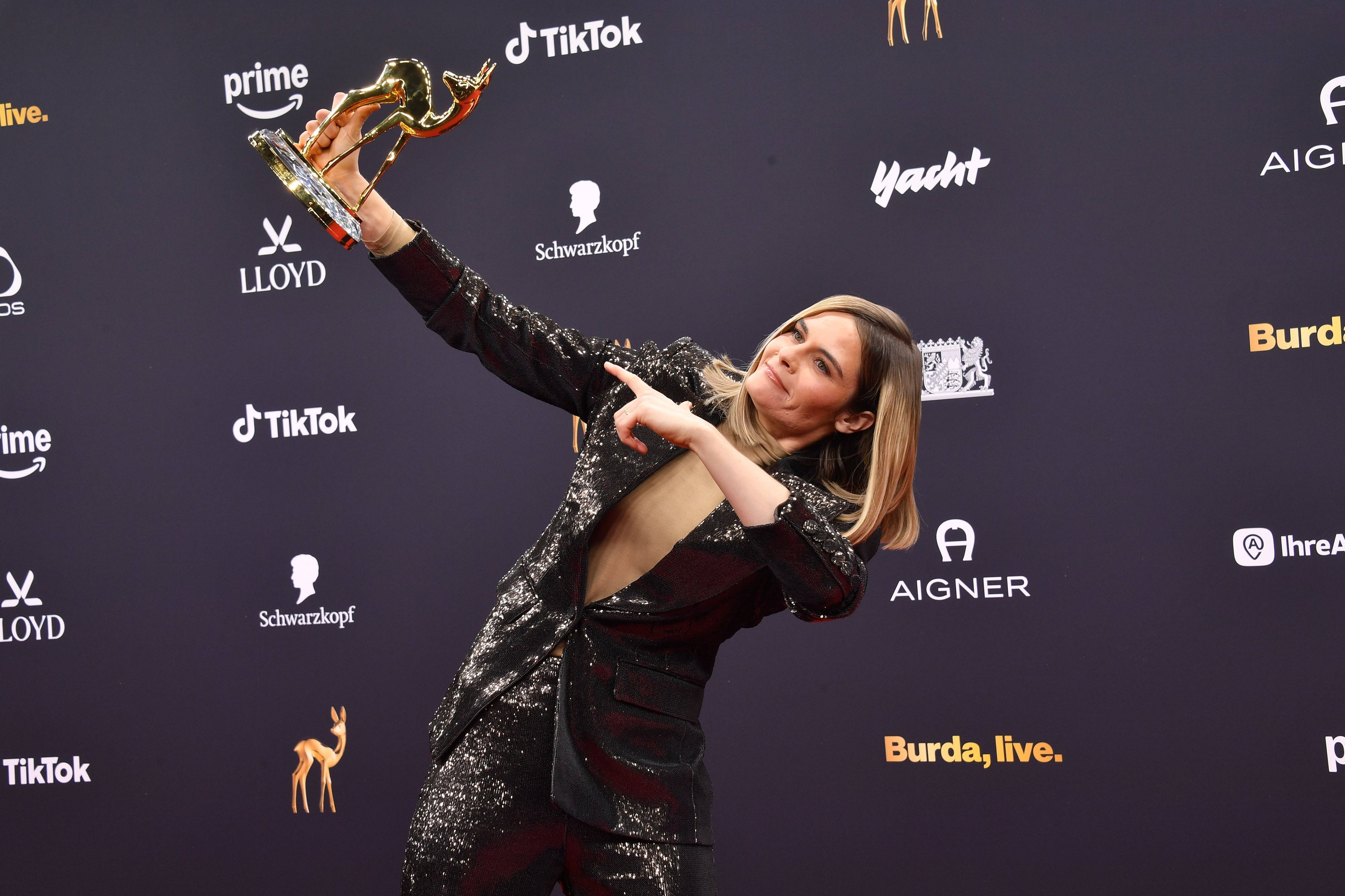 Hazel Brugger reckt in Usain-Bolt-Pose ihren Bambi in die Höhe