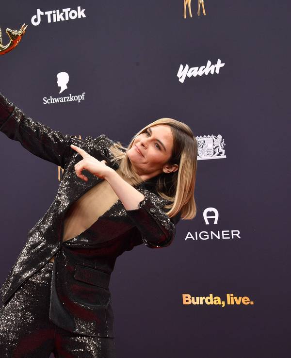 Hazel Brugger reckt in Usain-Bolt-Pose ihren Bambi in die Höhe