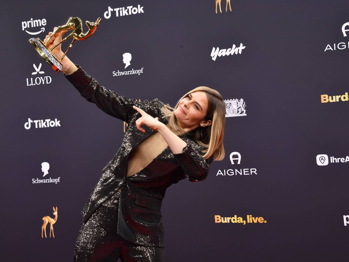 Hazel Brugger reckt in Usain-Bolt-Pose ihren Bambi in die Höhe