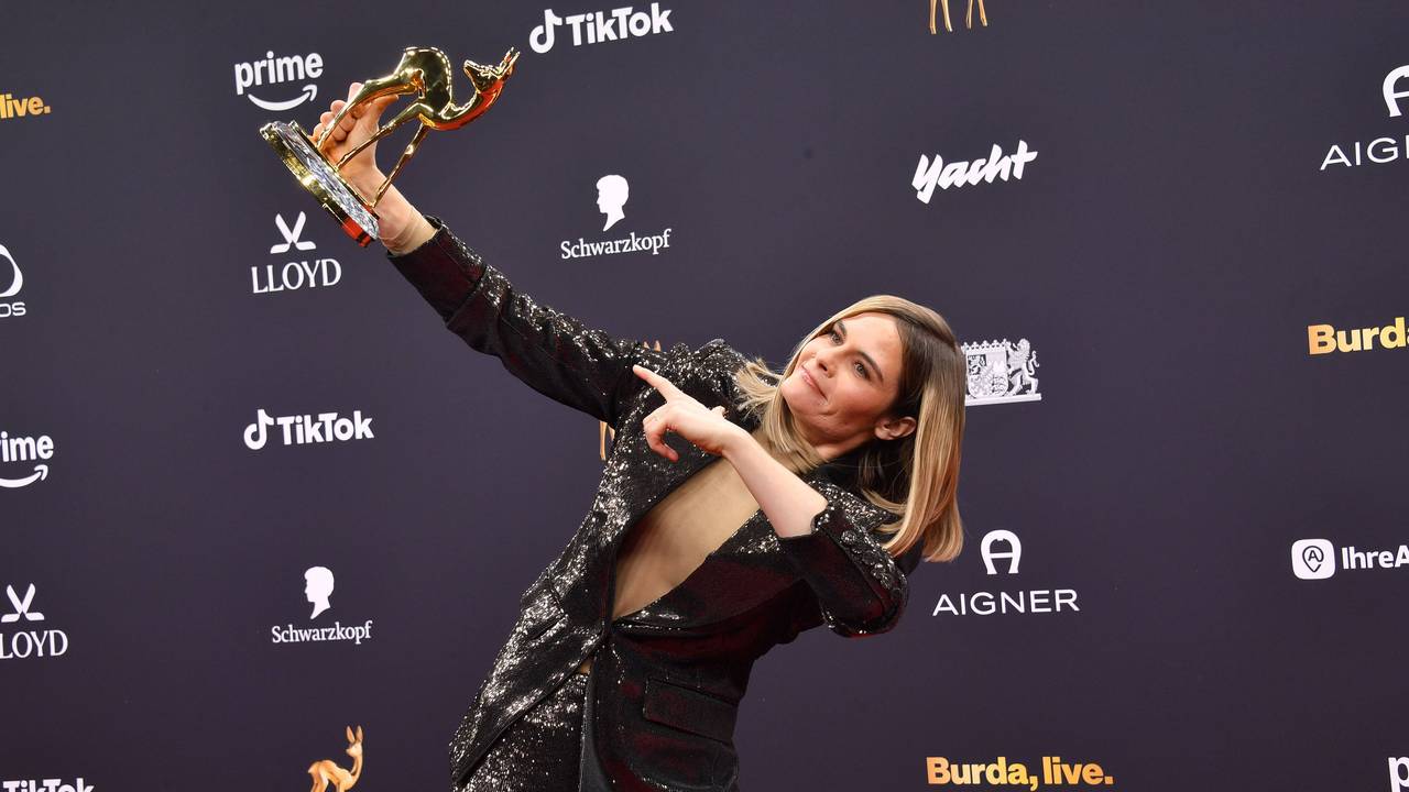 Hazel Brugger reckt in Usain-Bolt-Pose ihren Bambi in die Höhe