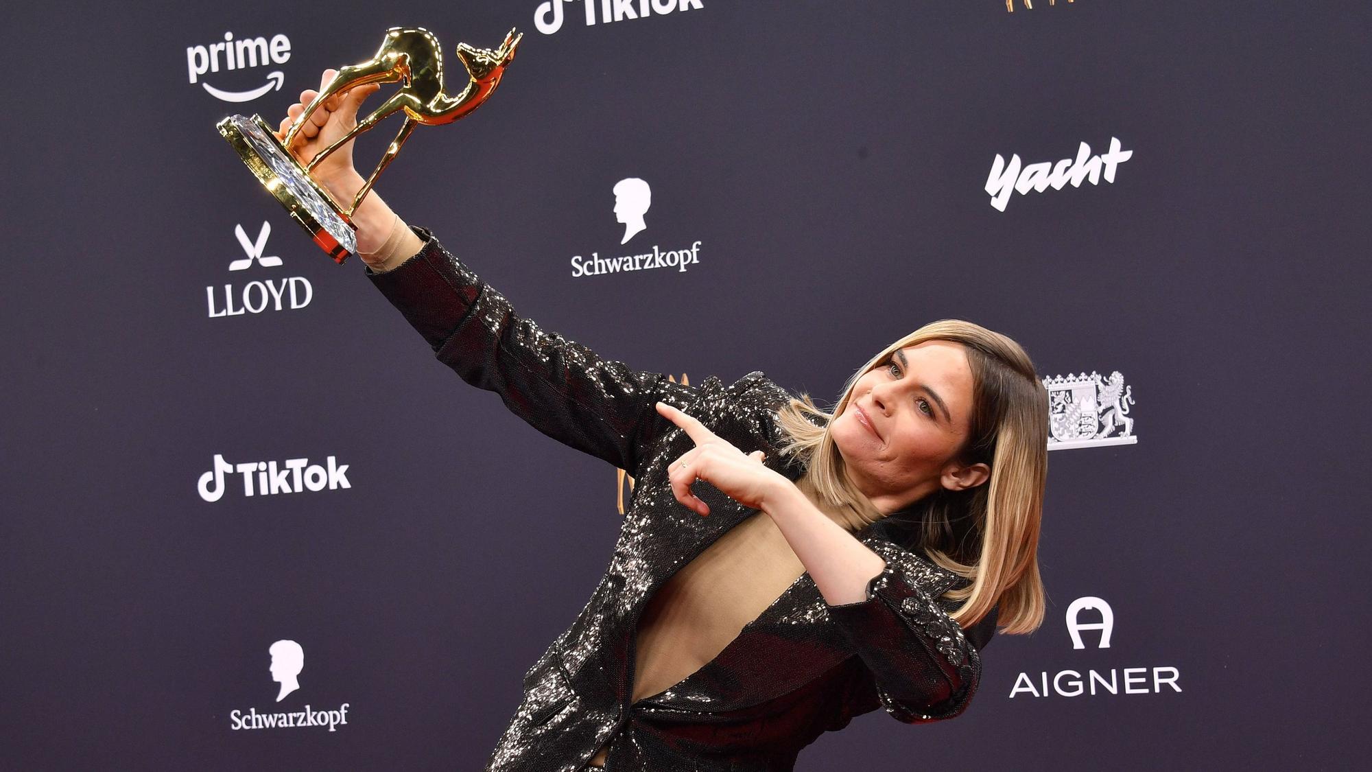 Hazel Brugger reckt in Usain-Bolt-Pose ihren Bambi in die Höhe