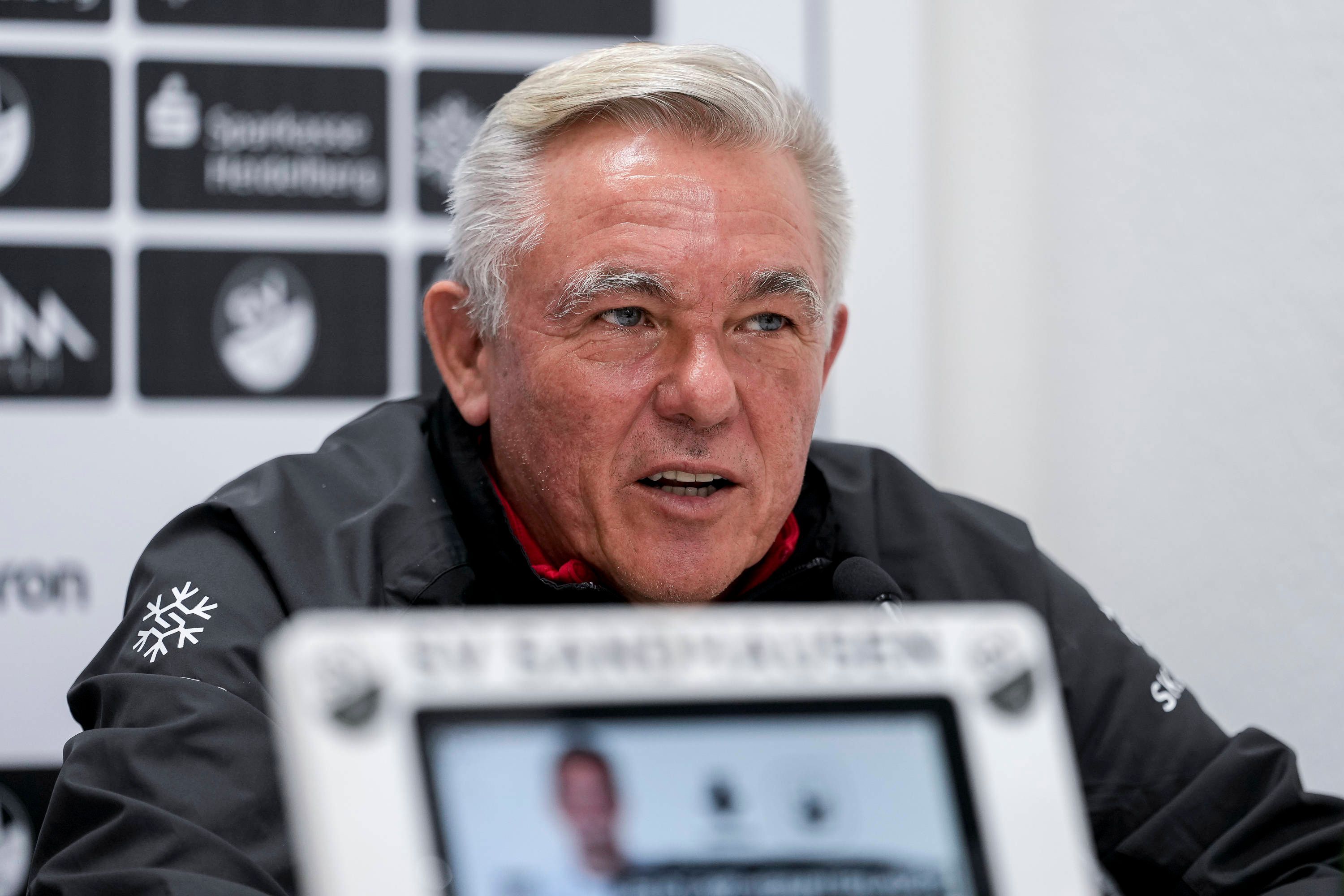 Olaf Janßen bei einer Pressekonferenz des SV Sandhausen.