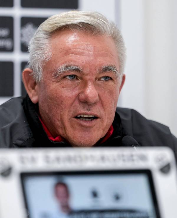 Olaf Janßen bei einer Pressekonferenz des SV Sandhausen.