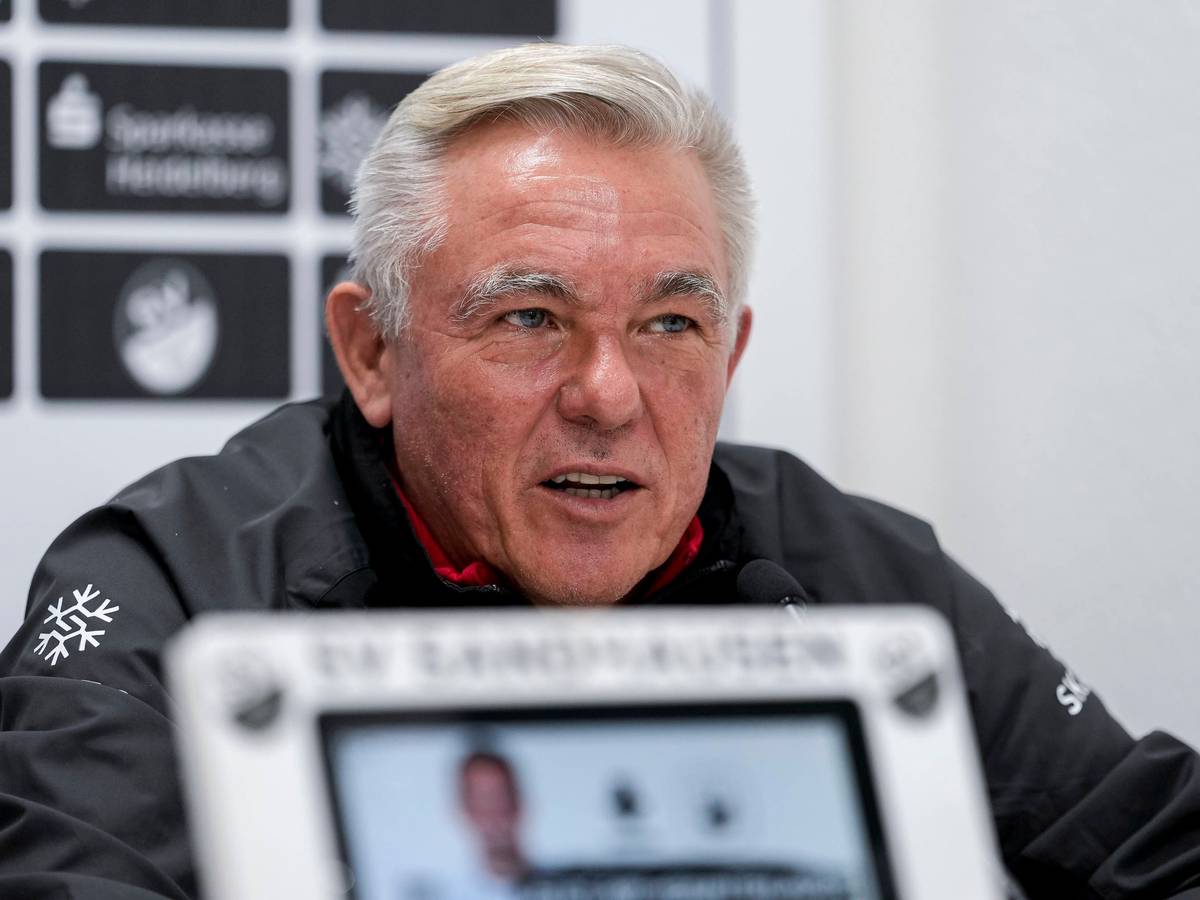 Olaf Janßen bei einer Pressekonferenz des SV Sandhausen.