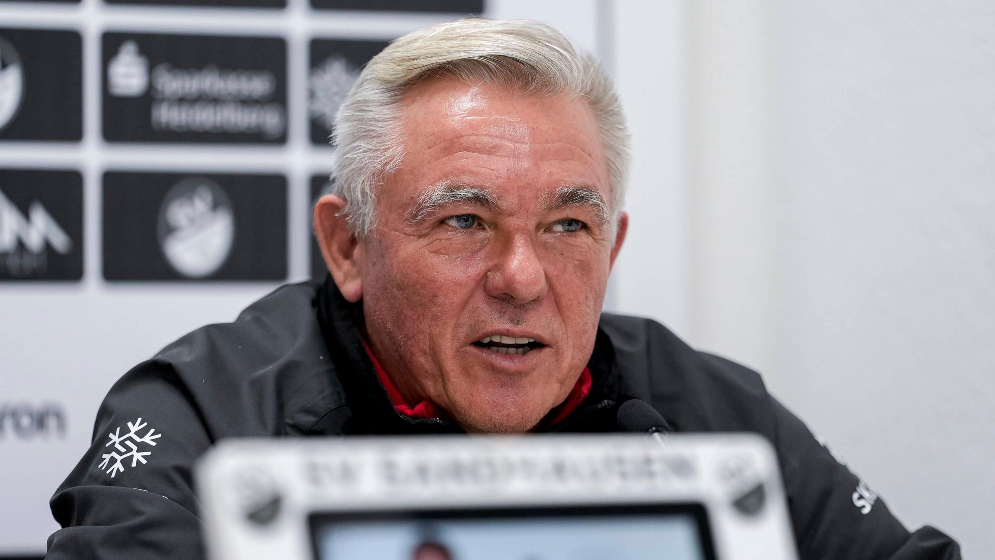 Olaf Janßen bei einer Pressekonferenz des SV Sandhausen.