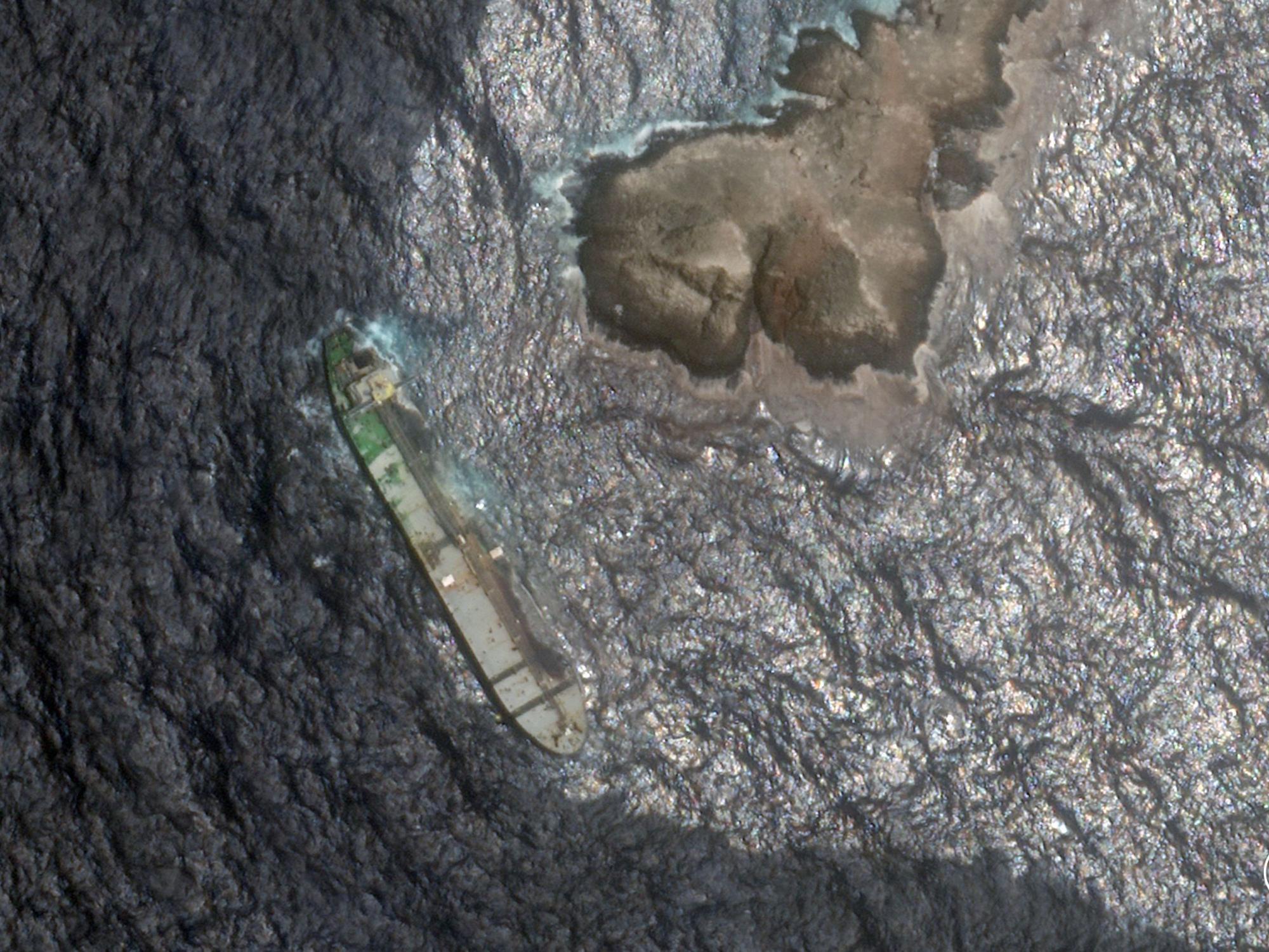 Dieses Satellitenbild von Planet Labs PBC zeigt, wie am Freitag, dem 31. Juli 2026, Rohöl aus dem mit Sanktionen belegten Suezmax-Tanker «Caroline Bezengi» austritt und sich ausbreitet.