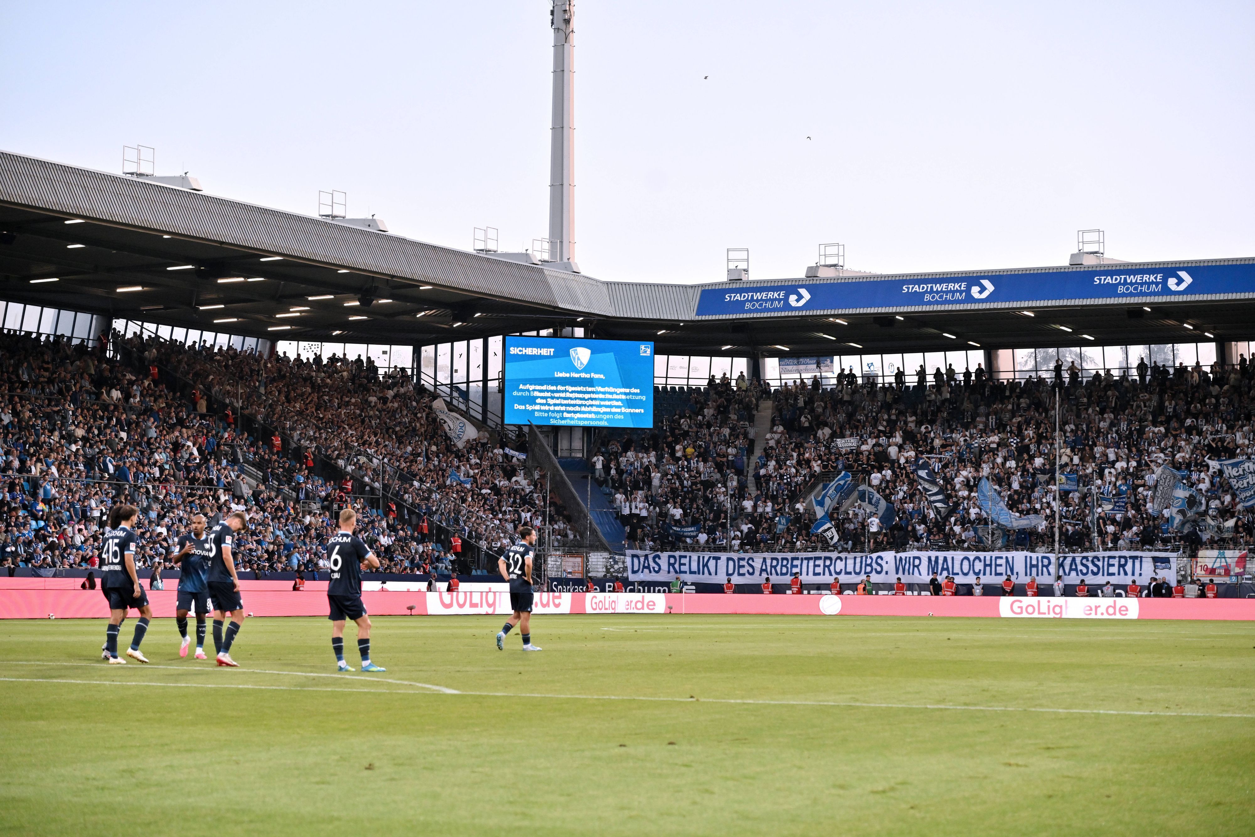 Banner im Gästeblock versperrt den Fluchtweg.
