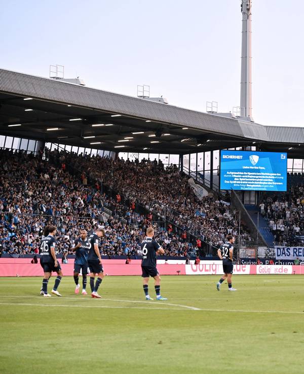 Banner im Gästeblock versperrt den Fluchtweg.