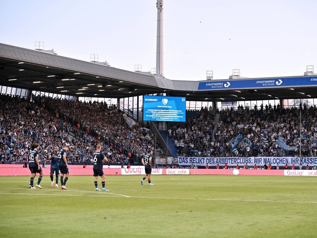 Banner im Gästeblock versperrt den Fluchtweg.