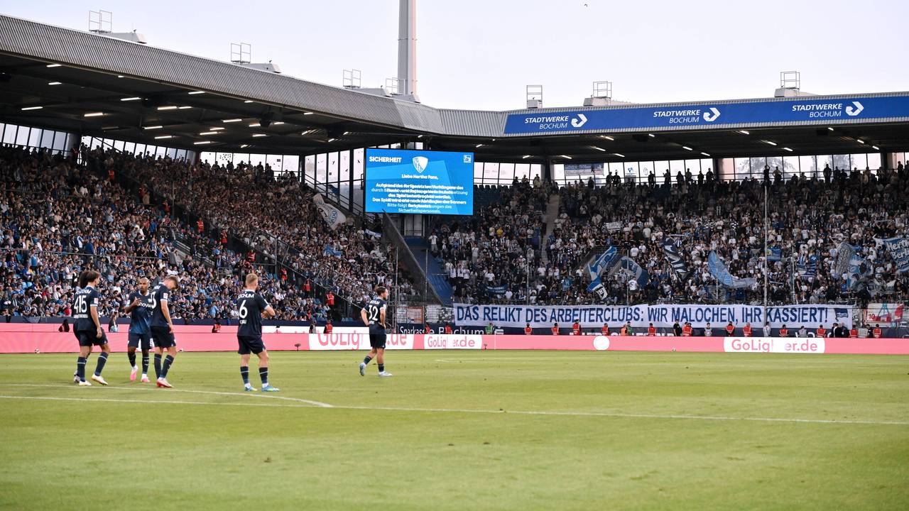 Banner im Gästeblock versperrt den Fluchtweg.
