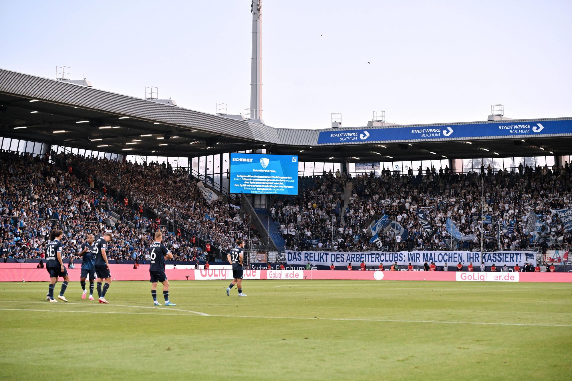 Banner im Gästeblock versperrt den Fluchtweg.