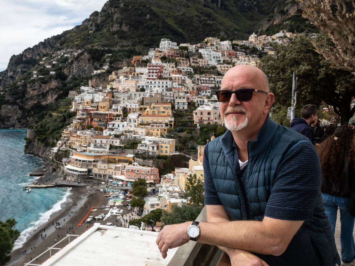 Seit 2015 deckt Peter Giesel in „Achtung Abzocke“ die Maschen der Urlaubsbetrüger auf. (Bild: Joyn / Robin Ahne)