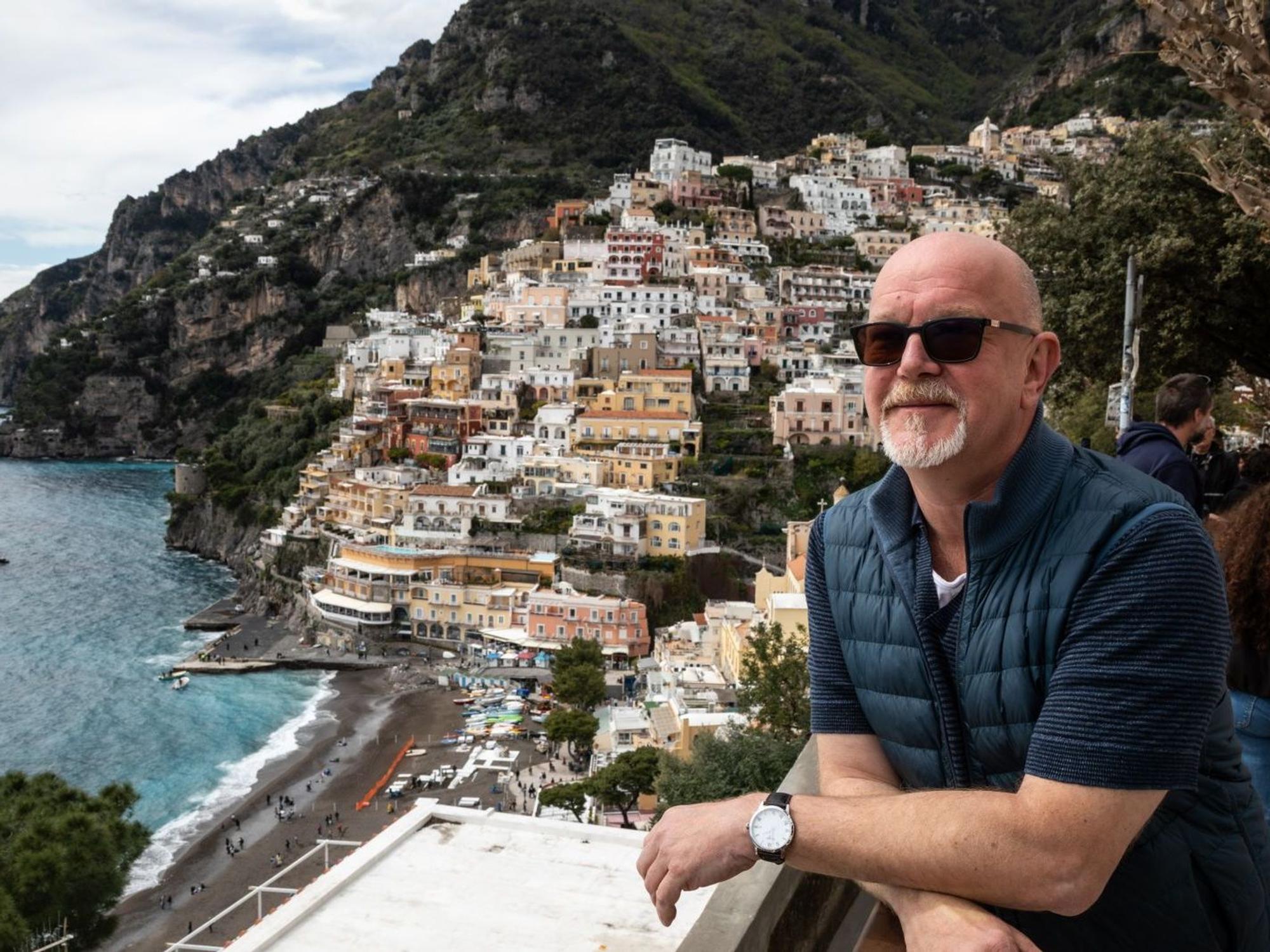 Seit 2015 deckt Peter Giesel in „Achtung Abzocke“ die Maschen der Urlaubsbetrüger auf. (Bild: Joyn / Robin Ahne)