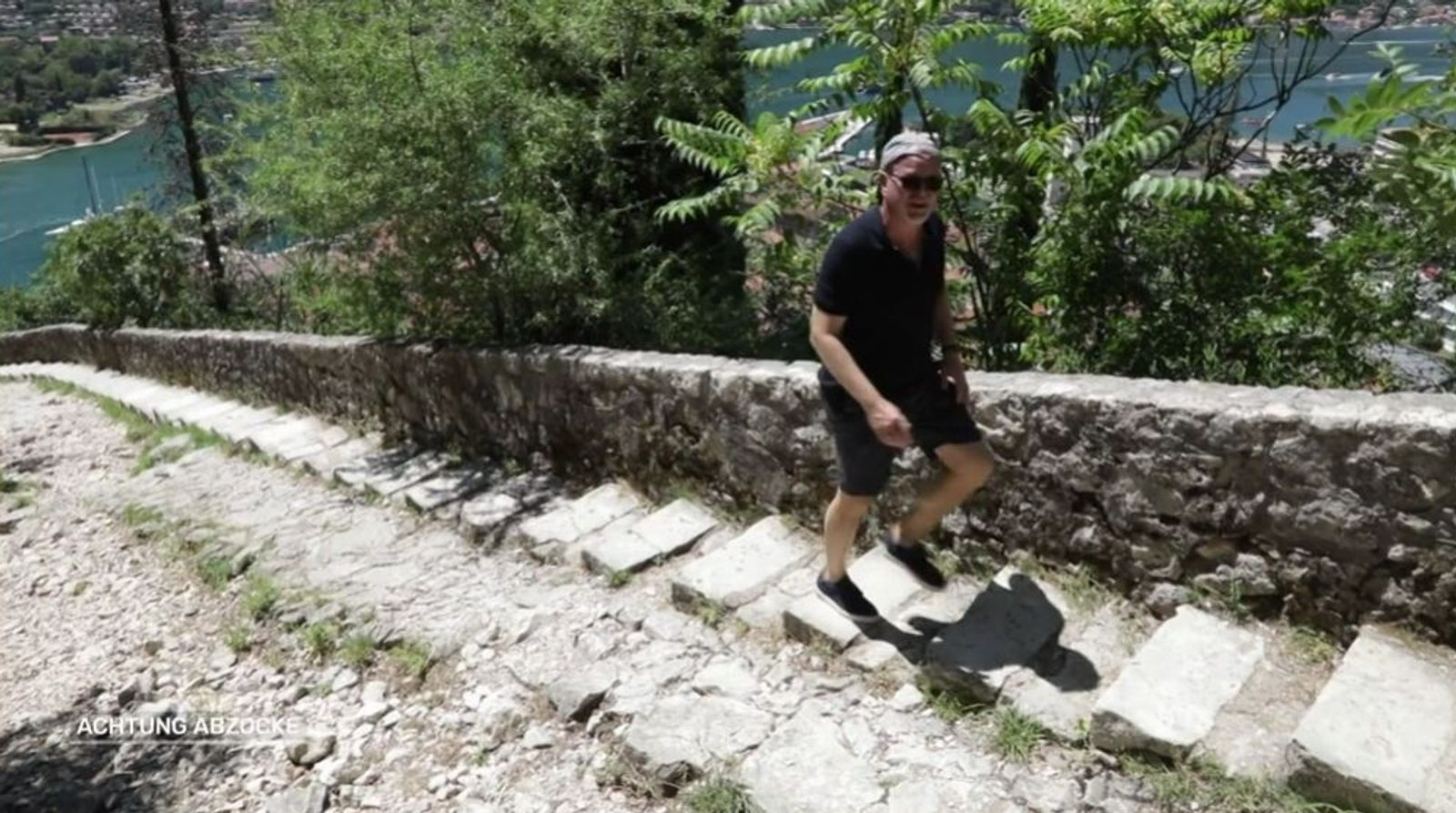 TV-Moderator Peter Giesel macht der Aufstieg zur Festung über der Stadt Kotor zu schaffen. (Bild: Joyn)