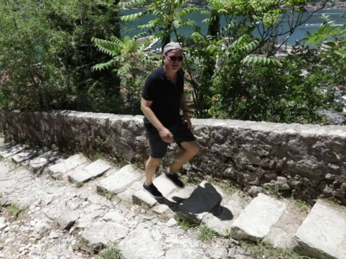 TV-Moderator Peter Giesel macht der Aufstieg zur Festung über der Stadt Kotor zu schaffen. (Bild: Joyn)