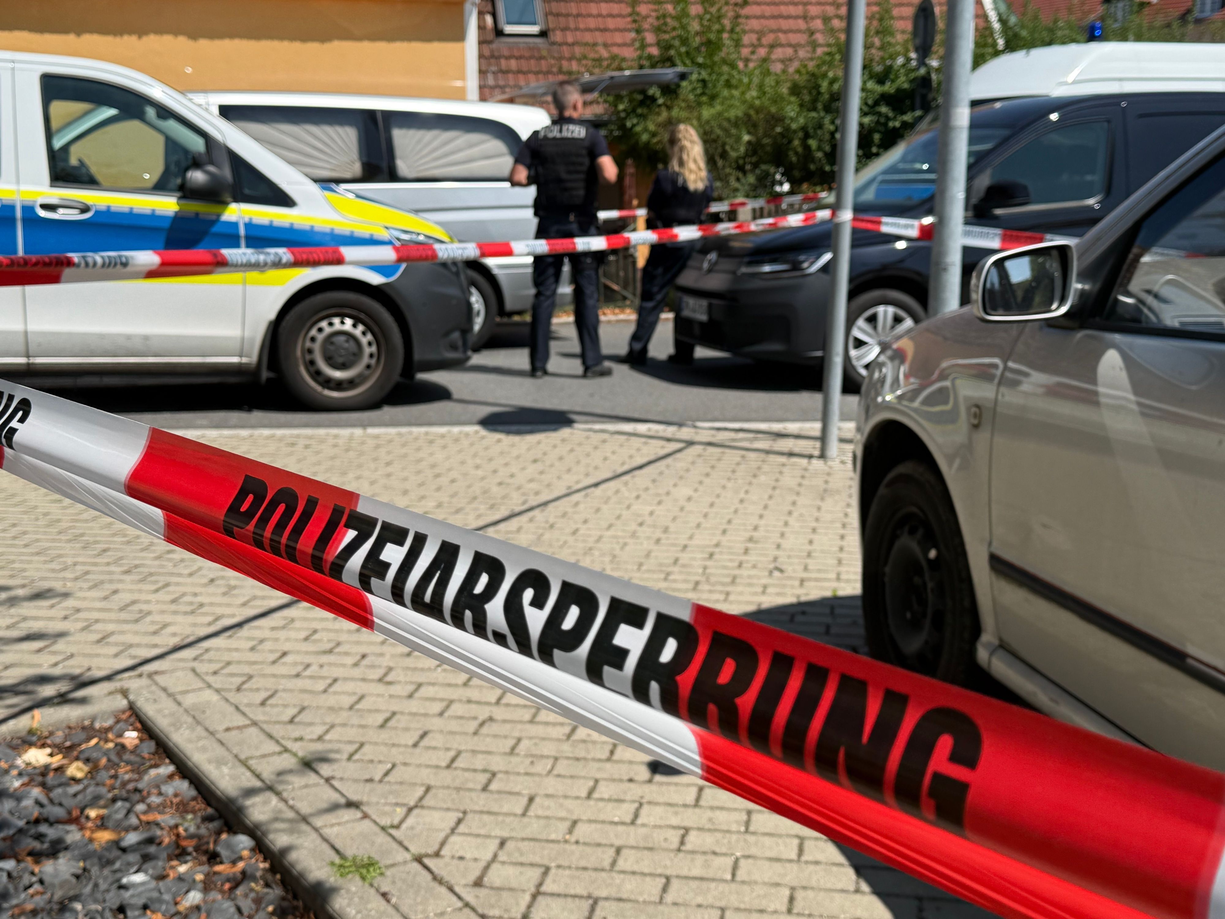 Polizei ermittelt an einem Tatort.