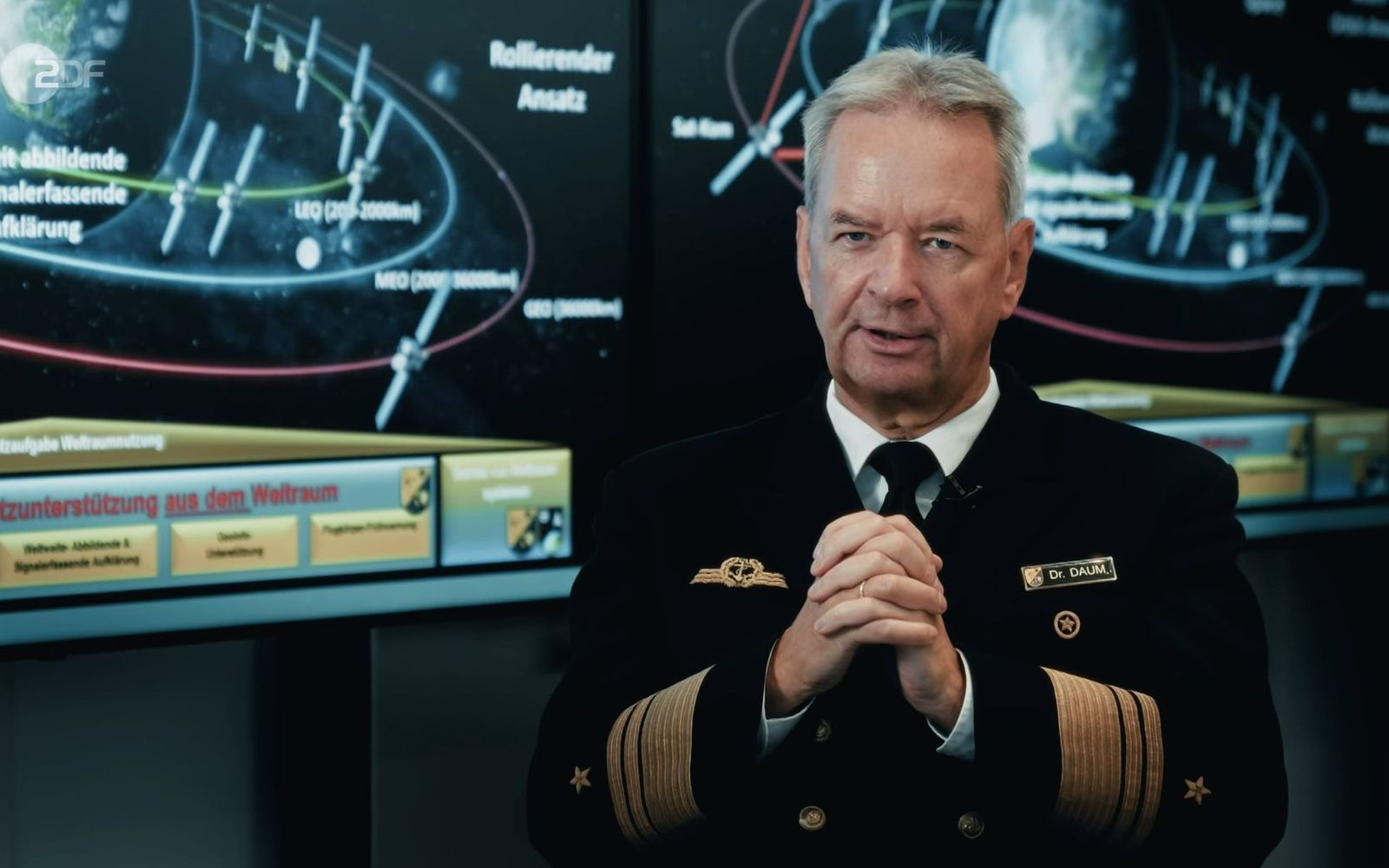 Vizeadmiral Thomas Daum sagt: „Wenn sie heute das Zeitsignal aus dem Weltraum abschalten, dann würde die Stromversorgung in Deutschland zusammenbrechen.“ (Bild: ZDF)