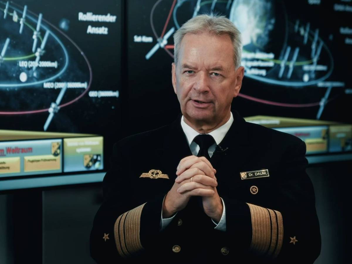 Vizeadmiral Thomas Daum sagt: „Wenn sie heute das Zeitsignal aus dem Weltraum abschalten, dann würde die Stromversorgung in Deutschland zusammenbrechen.“ (Bild: ZDF)