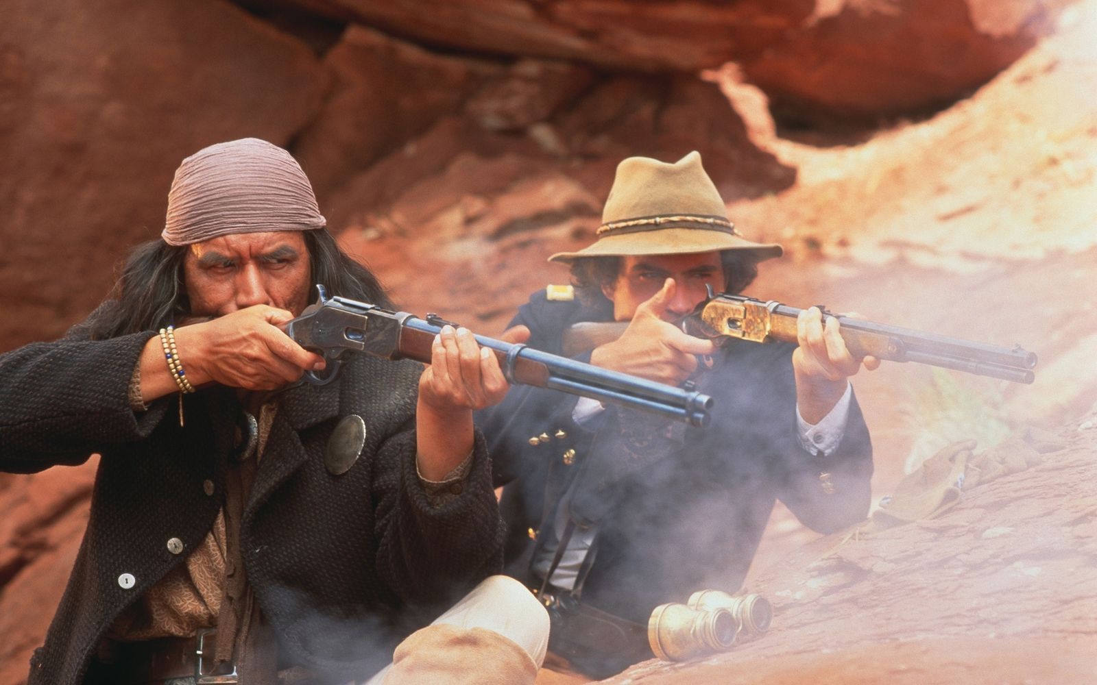 Apachen-Häuptling Geronimo (Wes Studi, links) wird von Lt. Charles Gatewood (Jason Patric) in seinem Kampf für Gerechtigkeit unterstützt. (Bild: ZDF/Sam Emerson)
