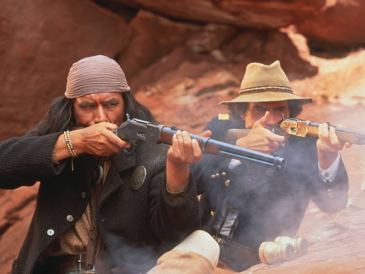 Apachen-Häuptling Geronimo (Wes Studi, links) wird von Lt. Charles Gatewood (Jason Patric) in seinem Kampf für Gerechtigkeit unterstützt. (Bild: ZDF/Sam Emerson)