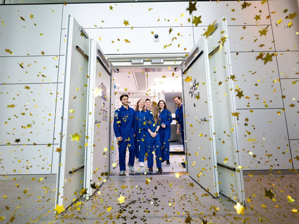 Die sechs Testpersonen der Forschungsstudie SOLIS100 verlassen nach 100 Tagen in Isolation die Simulationsanlage des Deutschen Zentrums für Luft- und Raumfahrt (DLR).