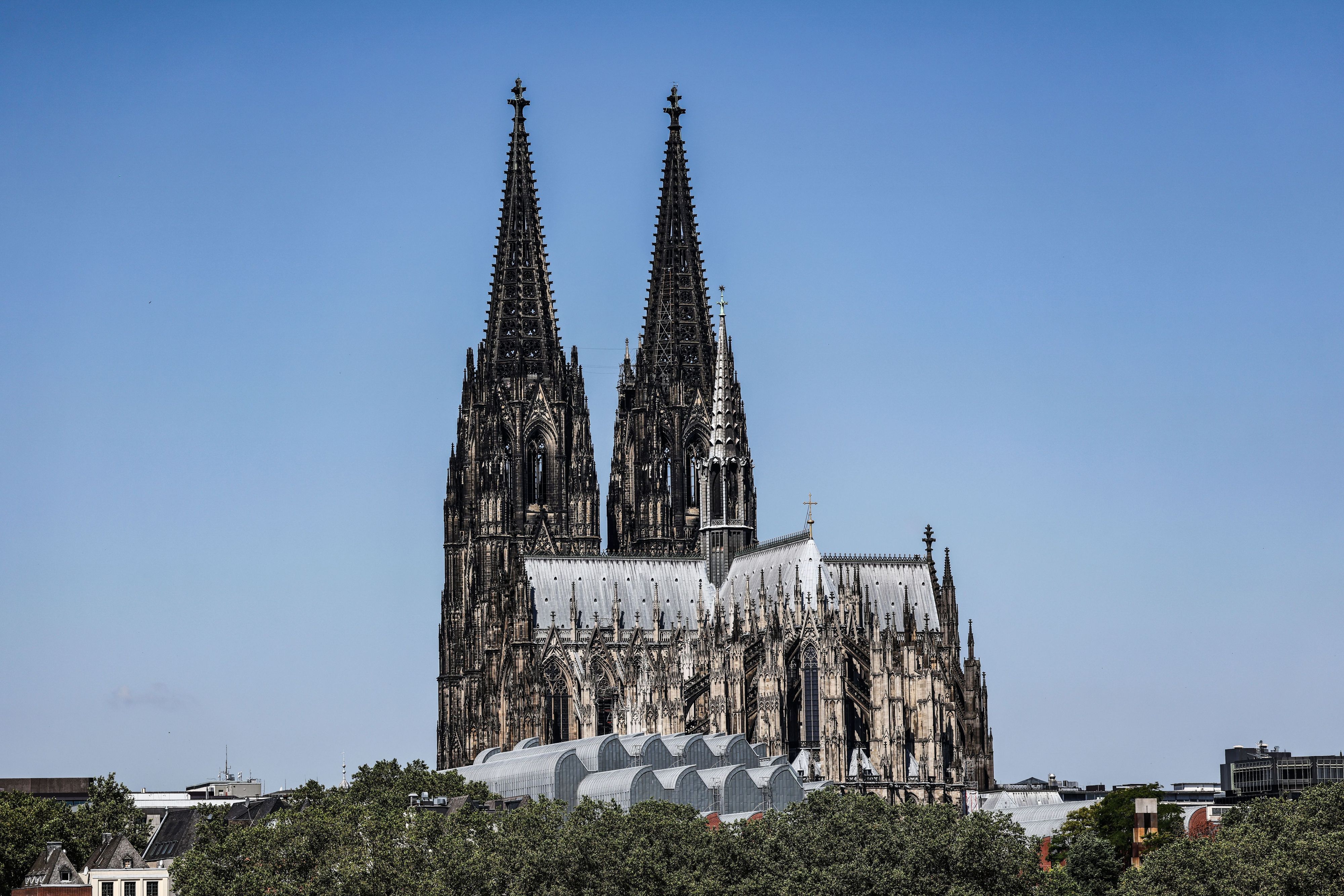 Der Kölner Dom ist vor blauem Himmel zu sehen.
