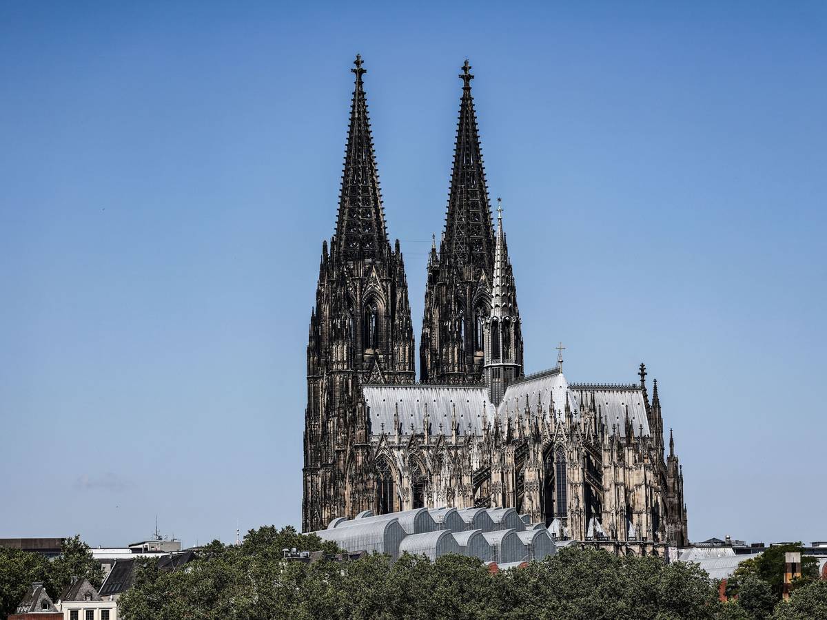 Der Kölner Dom ist vor blauem Himmel zu sehen.