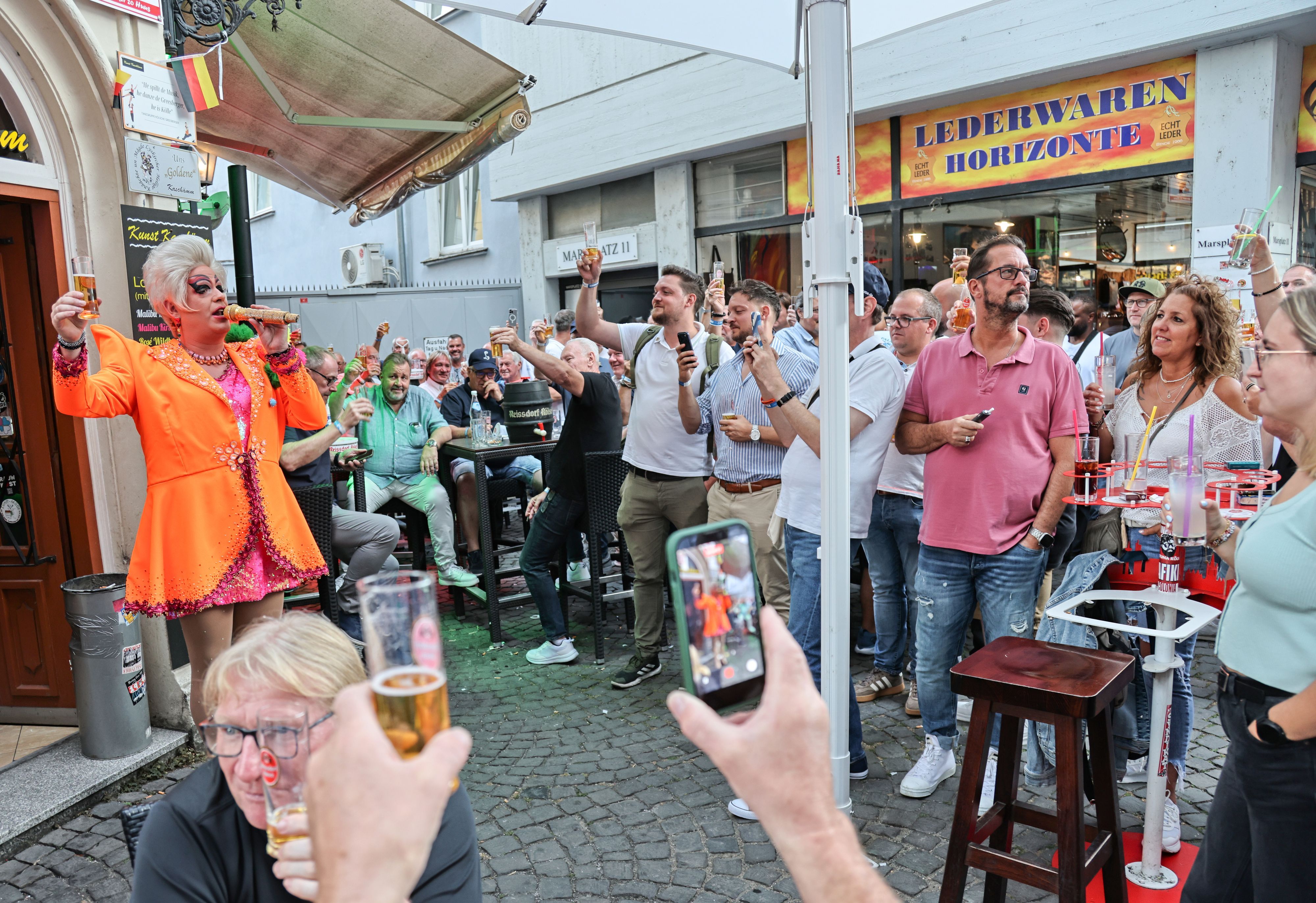 Unter dem Motto „Leb doch, wie du willst – lieb doch, wen du willst“ setzten die Karnevalisten zusammen mit Ken Reise alias Julie Voyage ein kleines, aber feines Zeichen für Respekt und ein friedliches Miteinander. Ganz ohne große Inszenierung, sondern einfach aus Überzeugung.