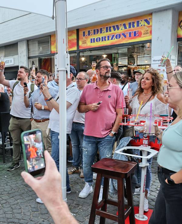 Unter dem Motto „Leb doch, wie du willst – lieb doch, wen du willst“ setzten die Karnevalisten zusammen mit Ken Reise alias Julie Voyage ein kleines, aber feines Zeichen für Respekt und ein friedliches Miteinander. Ganz ohne große Inszenierung, sondern einfach aus Überzeugung.
