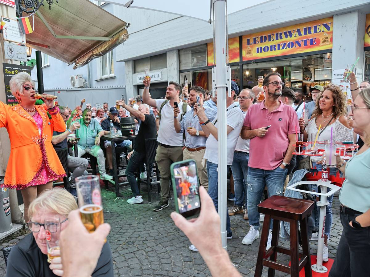 Unter dem Motto „Leb doch, wie du willst – lieb doch, wen du willst“ setzten die Karnevalisten zusammen mit Ken Reise alias Julie Voyage ein kleines, aber feines Zeichen für Respekt und ein friedliches Miteinander. Ganz ohne große Inszenierung, sondern einfach aus Überzeugung.