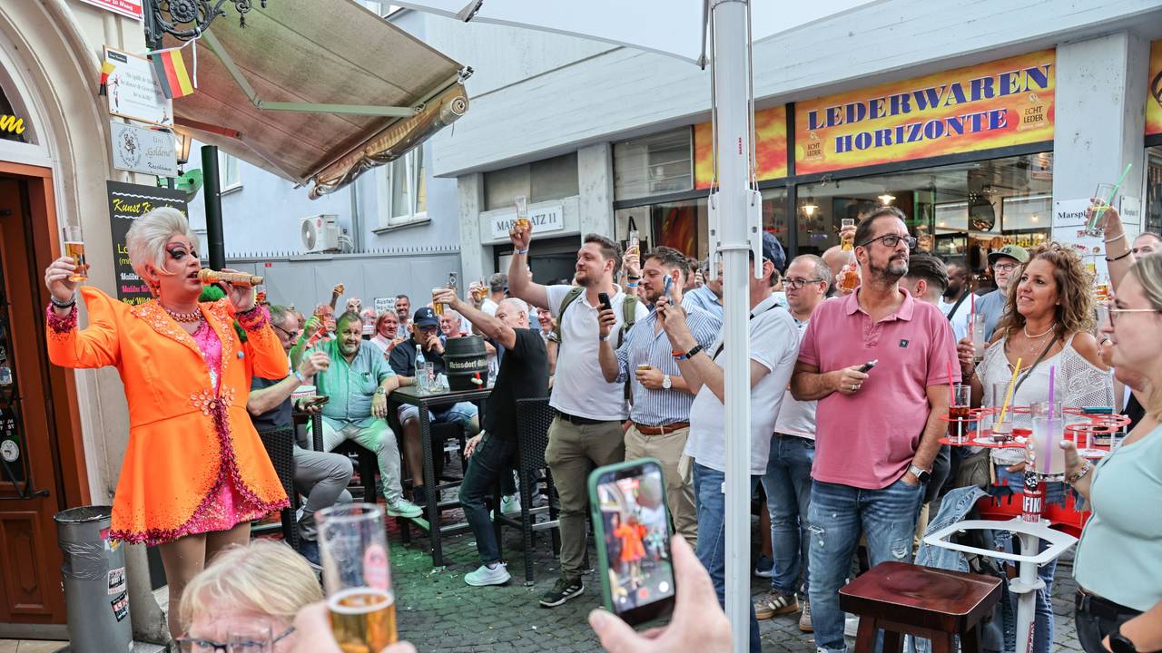 Unter dem Motto „Leb doch, wie du willst – lieb doch, wen du willst“ setzten die Karnevalisten zusammen mit Ken Reise alias Julie Voyage ein kleines, aber feines Zeichen für Respekt und ein friedliches Miteinander. Ganz ohne große Inszenierung, sondern einfach aus Überzeugung.