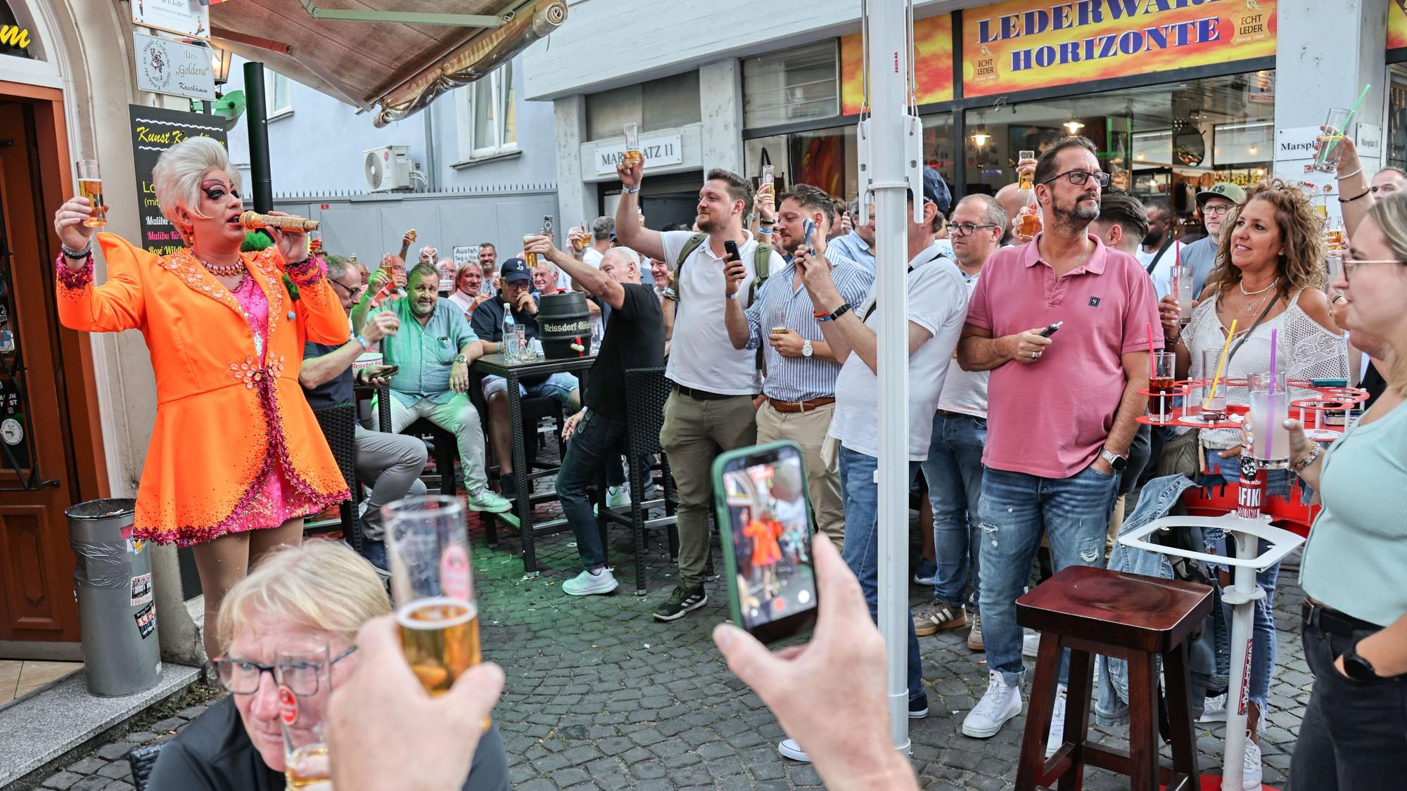 Unter dem Motto „Leb doch, wie du willst – lieb doch, wen du willst“ setzten die Karnevalisten zusammen mit Ken Reise alias Julie Voyage ein kleines, aber feines Zeichen für Respekt und ein friedliches Miteinander. Ganz ohne große Inszenierung, sondern einfach aus Überzeugung.