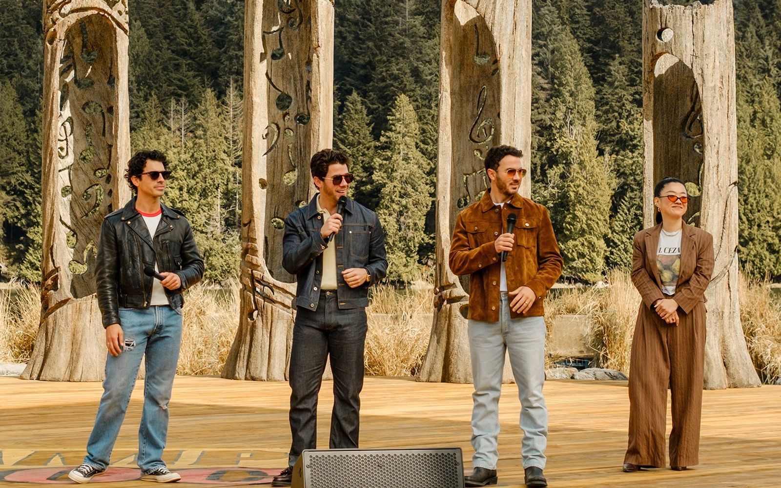 Die Jonas Brothers kehren als fiktive Band Connect 3 zurück ins Camp Rock, um gemeinsam mit ihrer Managerin Lark (Sehrry Cola) eine Vorband für ihre Tour auszuwählen.  (Bild: Disney)