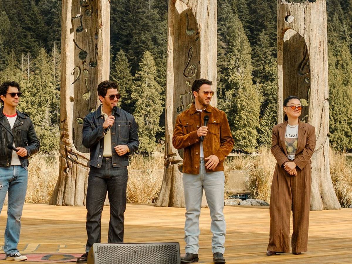 Die Jonas Brothers kehren als fiktive Band Connect 3 zurück ins Camp Rock, um gemeinsam mit ihrer Managerin Lark (Sehrry Cola) eine Vorband für ihre Tour auszuwählen. (Bild: Disney)