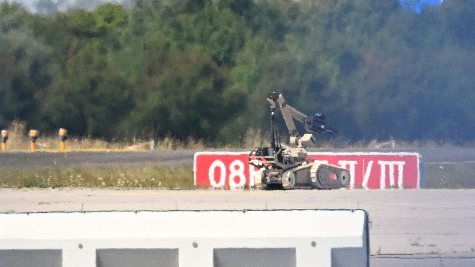 Ein Sprengroboter ist in der Nähe eines ukrainischen Flugzeugs auf dem Flughafen Leipzig/Halle im Einsatz.