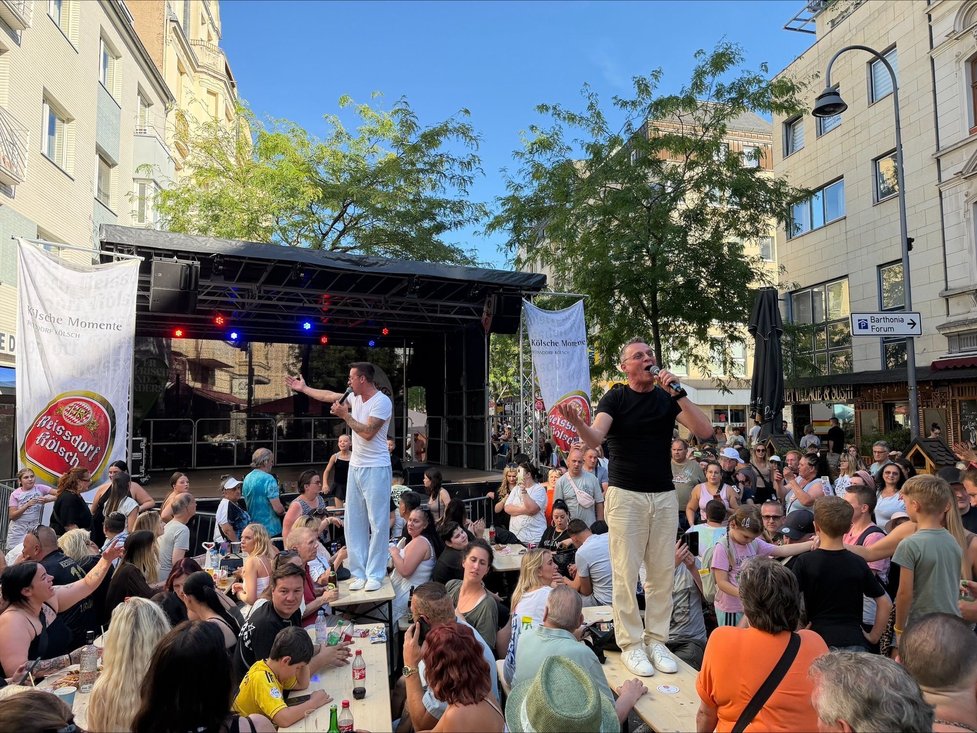 Ausgelassene Stimmung auf dem Straßenfest in Ehrenfeld