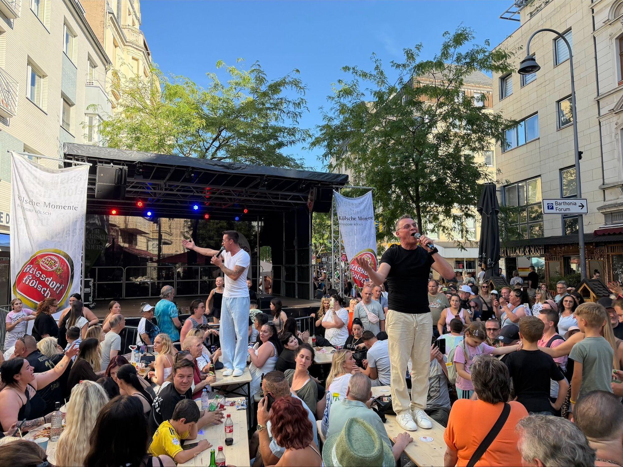 Ausgelassene Stimmung auf dem Straßenfest in Ehrenfeld