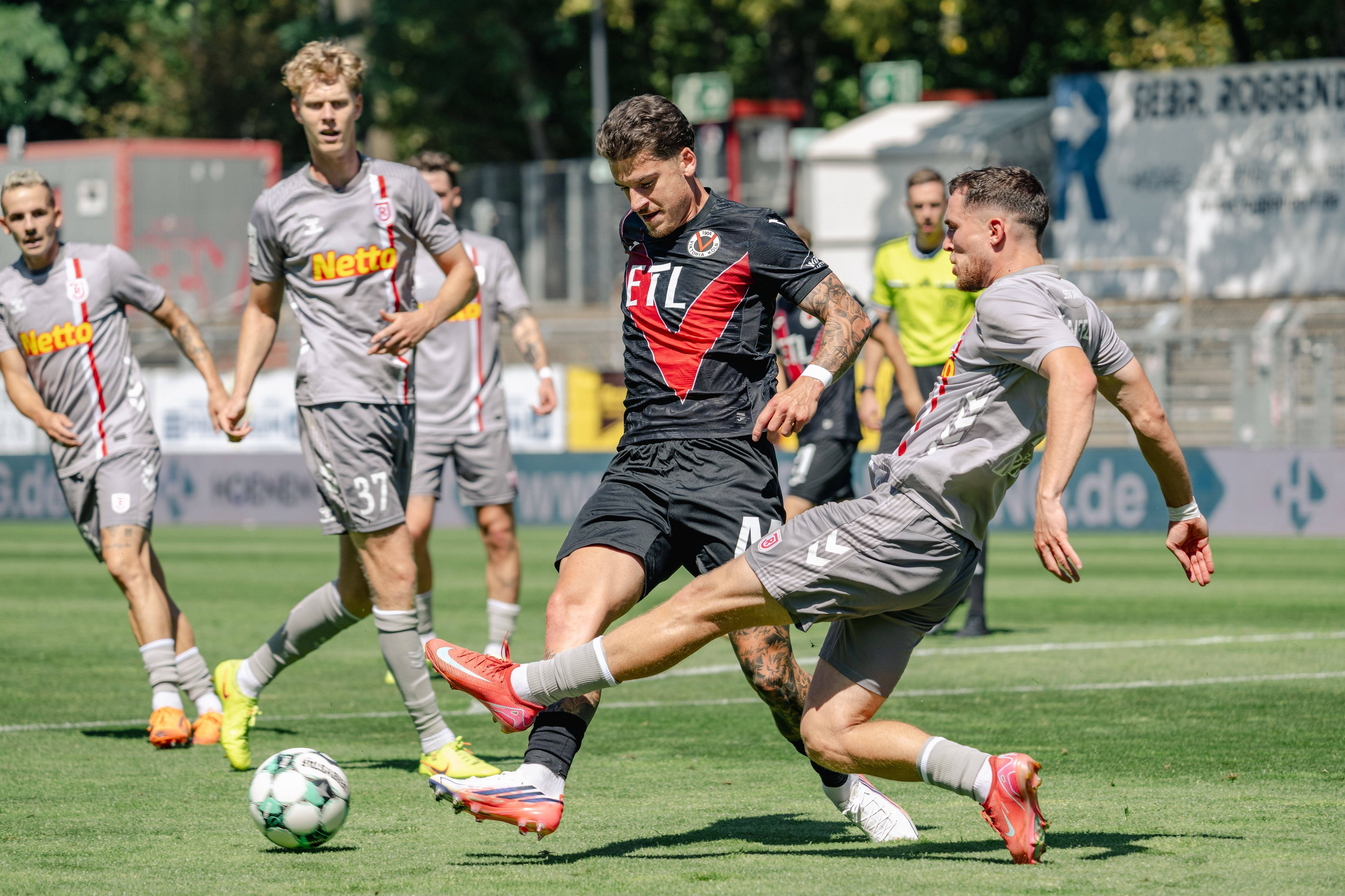 Viktoria-Debütant Niklas Castelle im Spiel gegen Jahn Regensburg.