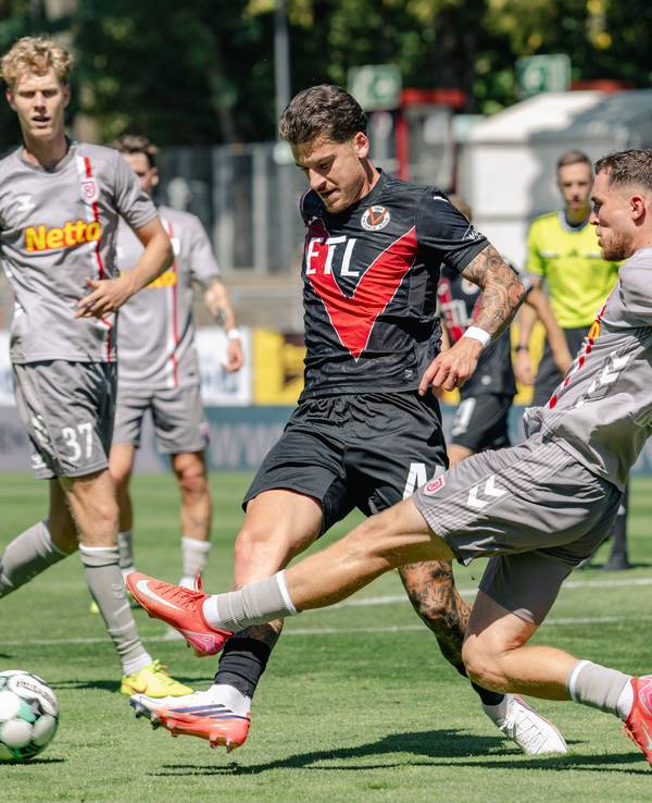 Viktoria-Debütant Niklas Castelle im Spiel gegen Jahn Regensburg.