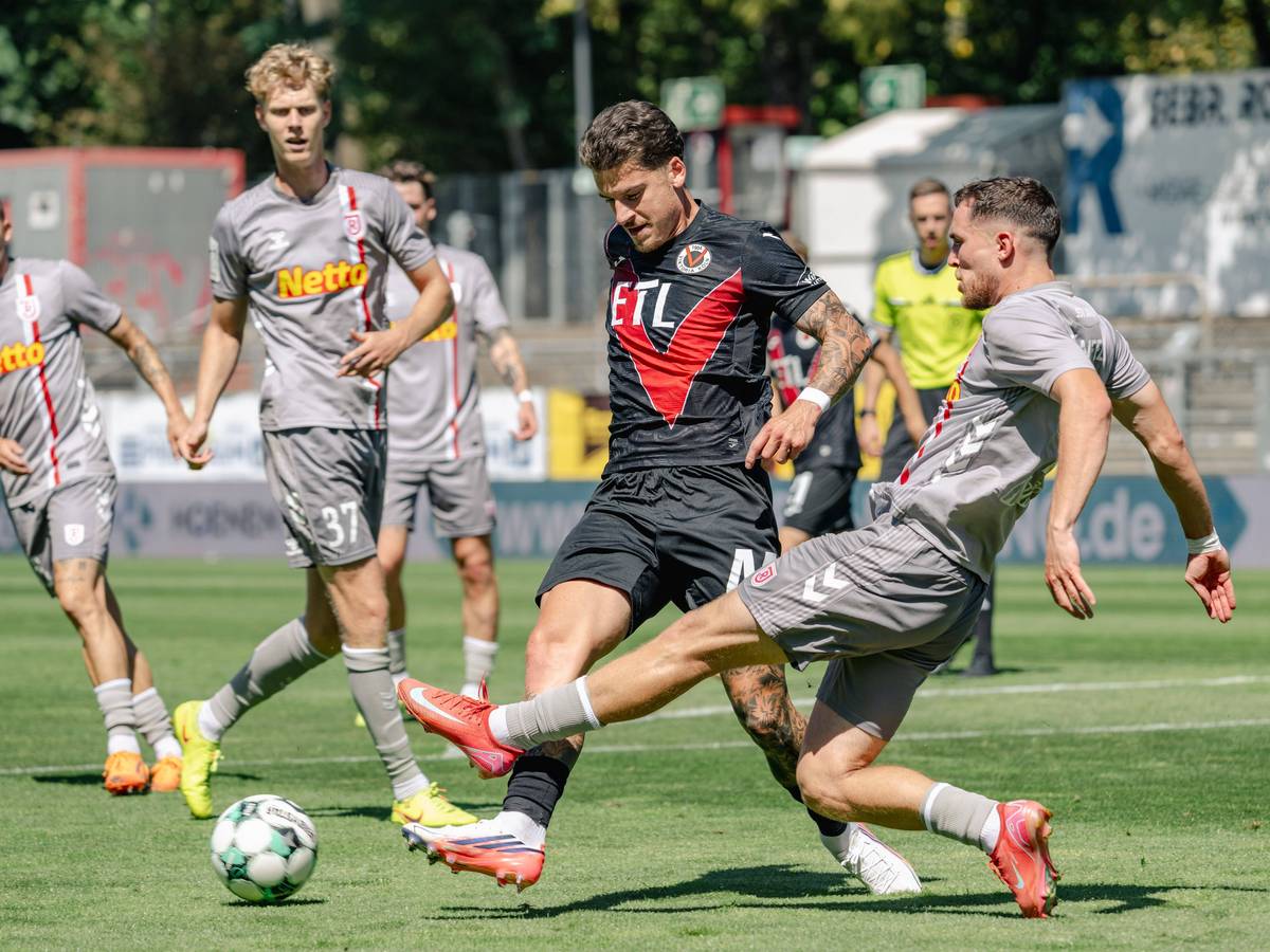 Viktoria-Debütant Niklas Castelle im Spiel gegen Jahn Regensburg.