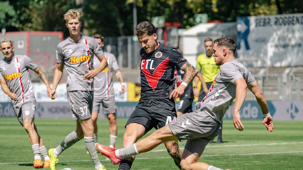 Viktoria-Debütant Niklas Castelle im Spiel gegen Jahn Regensburg.