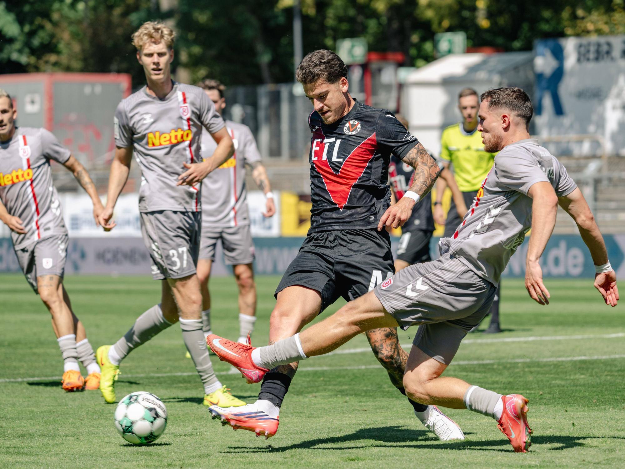 Viktoria-Debütant Niklas Castelle im Spiel gegen Jahn Regensburg.