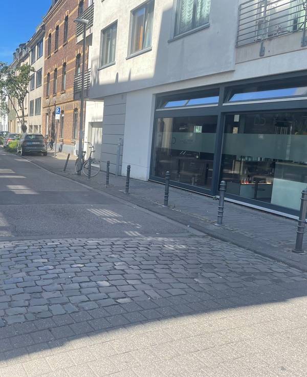 Auf dieser Straße in Sülz ereignete sich der Vorfall, bei dem ein Mann einer Jugendlichen unter den Rock gefilmt haben soll.