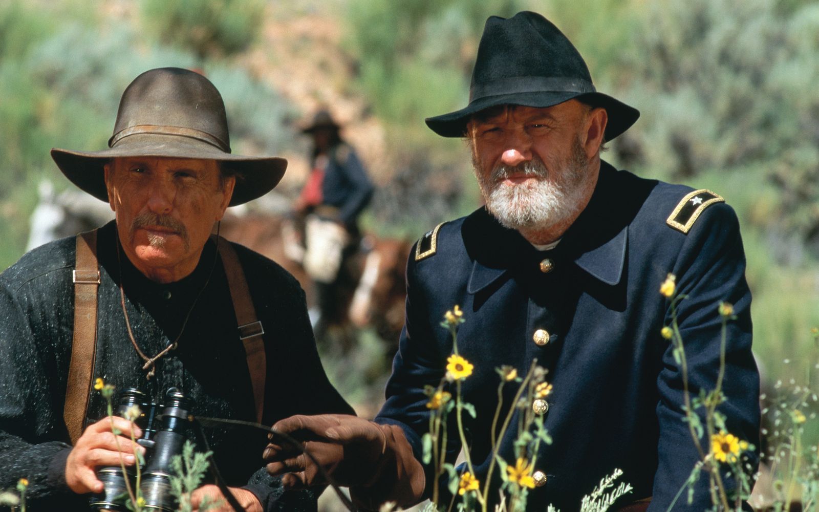Wohl wissend, dass er keiner gerechten Sache dient, verfolgt General Crook (Gene Hackman, rechts) mit Hilfe des Fährtenlesers Al Sieber (Robert Duvall) den unbeugsamen Geronimo und seine letzten Krieger. (Bild: ZDF/Sam Emerson)