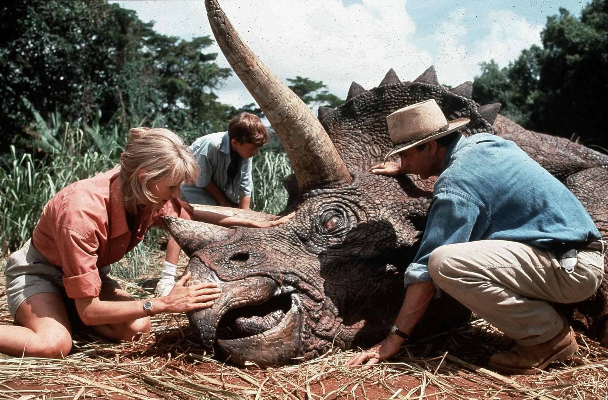 Dr. Sattler (Laura Dern) und Dr. Grant (Sam Neill) erleben die fantastische Welt des Dinoparks.
(Bild: RTL / Universal Studios)