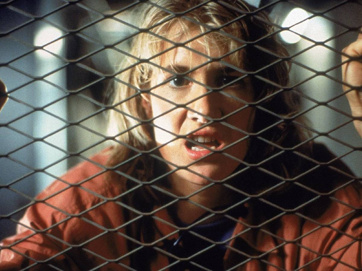 Kein Grund zur Panik? Leider doch! In „Jurassic Park“ sind die Dinos los - zum Entsetzen von Dr. Sattler (Laura Dern). (Bild: RTL / Universal Studios)