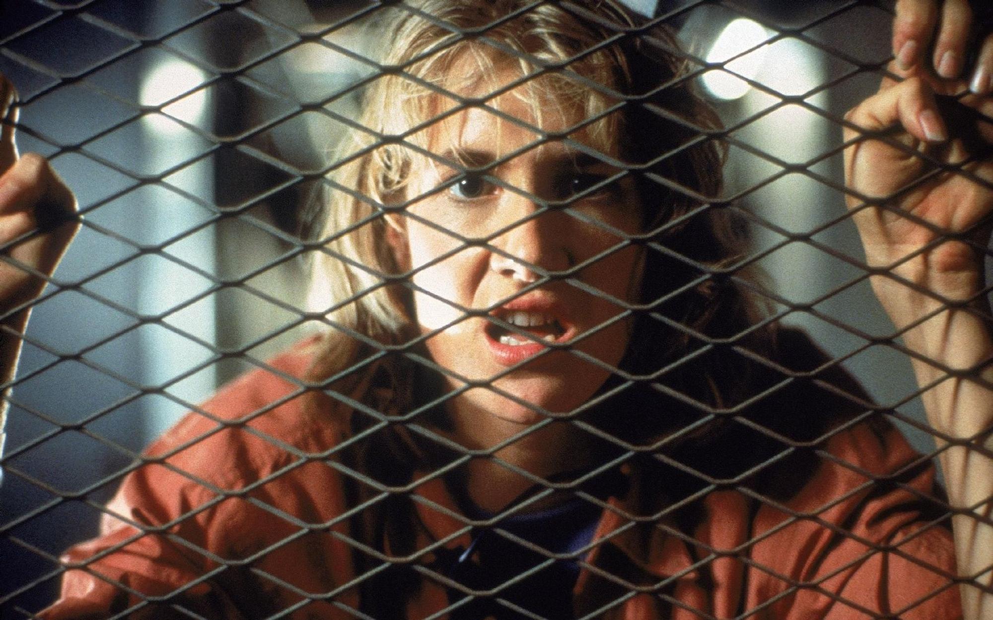 Kein Grund zur Panik? Leider doch! In „Jurassic Park“ sind die Dinos los - zum Entsetzen von Dr. Sattler (Laura Dern). (Bild: RTL / Universal Studios)