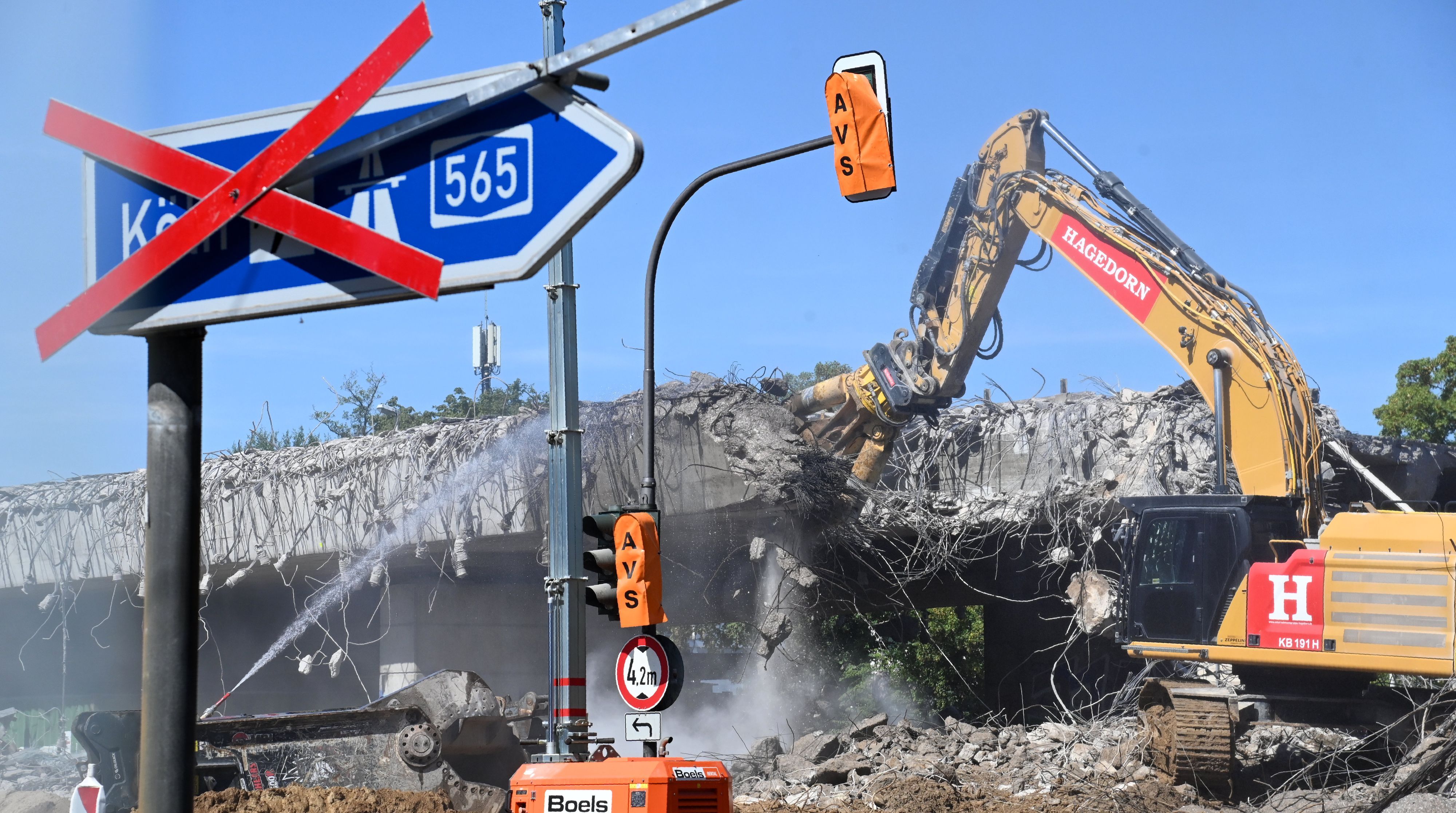 Die Vorlandbrücke (A565) der Nordbrücke Bonn wird seit diesem Wochenende abgerissen.